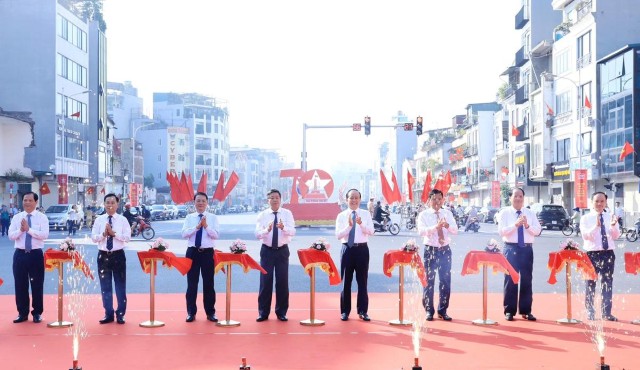 Gắn biển công trình chào mừng 70 năm giải phóng Thủ đô tuyến đường nối từ đường Nguyễn Văn Cừ đến hết khu tái định cư Ngọc Thụy 