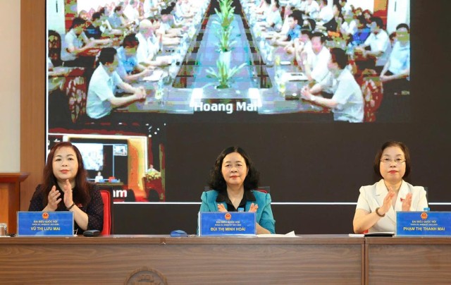 Bí thư Thành ủy, Trưởng đoàn ĐBQH thành phố Hà Nội Bùi Thị Minh Hoài và đại biểu Quốc hội tiếp xúc cử tri 