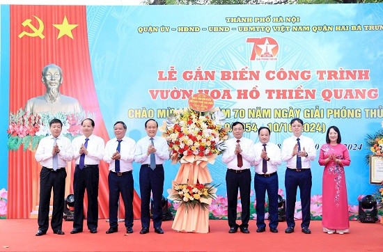 Chủ tịch HĐND Thành phố Nguyễn Ngọc Tuấn dự lễ gắn biển công trình vườn hoa hồ Thiền Quang