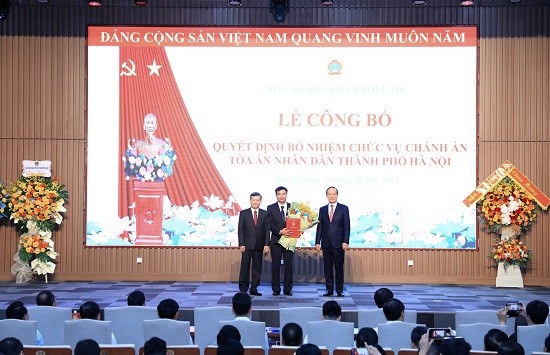 Trao quyết định Chánh án Tòa án Nhân dân thành phố Hà Nội đối với đồng chí Nguyễn Xuân Kỳ