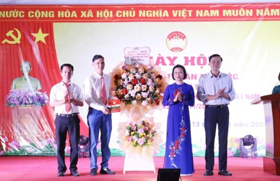 Phó Trưởng đoàn chuyên trách Đoàn đại biểu Quốc hội Thành phố Phạm Thị Thanh Mai dự Ngày hội đại đoàn kết toàn dân tại xã Thọ Xuân