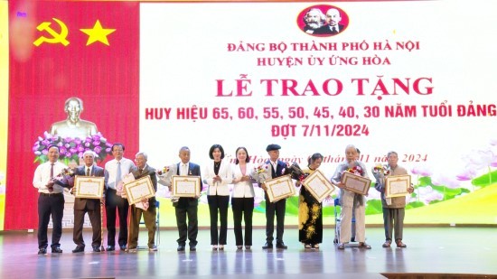 Phó Chủ tịch Thường trực HĐND thành phố Phùng Thị Hồng Hà trao huy hiệu Đảng tại huyện Ứng Hòa