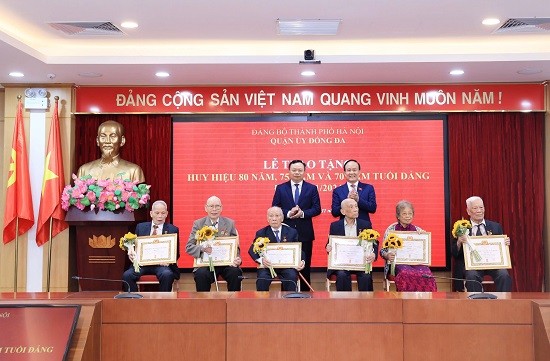 Đồng chí Nguyễn Ngọc Tuấn trao Huy hiệu Đảng tại quận Đống Đa 