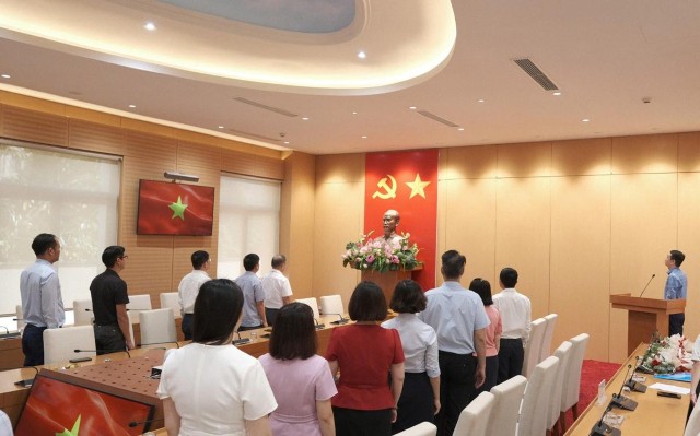 Văn phòng Đoàn ĐBQH và HĐND Thành phố: Chào cờ và sinh hoạt chính trị tháng 10/2024