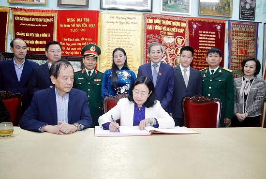 Bí thư Thành ủy Hà Nội Bùi Thị Minh Hoài thắp hương tưởng niệm Đại tướng Võ Nguyên Giáp 