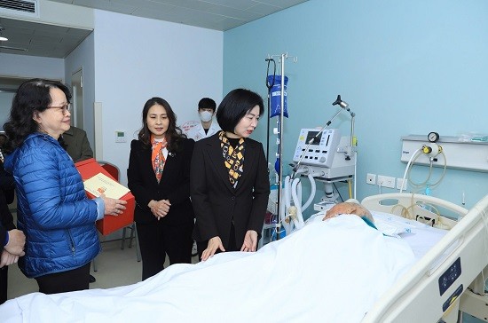 Phó Chủ tịch Thường trực HĐND Thành phố Phùng Thị Hồng Hà thăm Đại tướng Nguyễn Quyết 