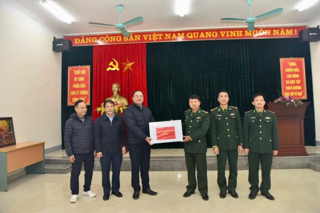 Cán bộ, công chức Văn phòng Đoàn ĐBQH và HĐND thành phố Hà Nội thăm cán bộ, chiến sỹ và bà con huyện Bát Xát