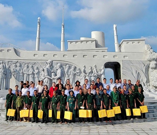 Đại biểu Quốc hội thành phố Hà Nội thăm, tặng quà tại tỉnh Cà Mau