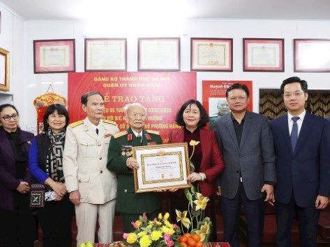 Bí thư Thành ủy Bùi Thị Minh Hoài trao Huy hiệu 85 năm tuổi Đảng tặng Thiếu tướng Huỳnh Đắc Hương