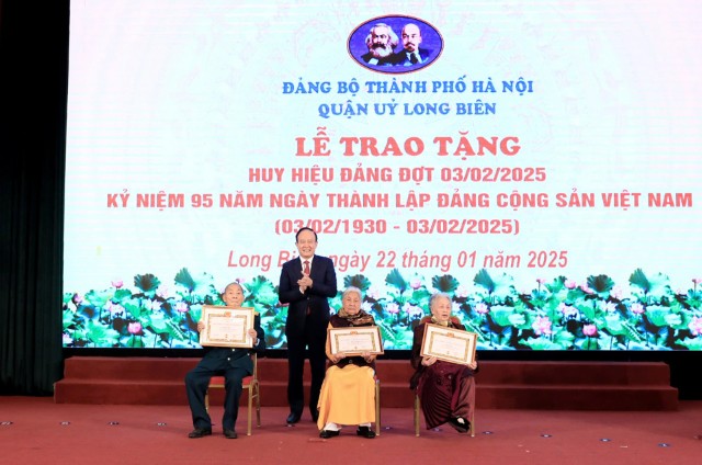 Chủ tịch HĐND Thành phố Nguyễn Ngọc Tuấn trao Huy hiệu Đảng tại Đảng bộ quận Long Biên