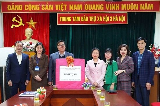 Đoàn đại biểu Quốc hội thành phố Hà Nội tặng quà Tết tại quận Nam Từ Liêm