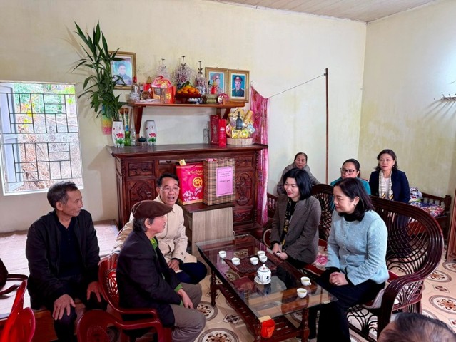 Phó Chủ tịch Thường trực HĐND thành phố Phùng Thị Hồng Hà thăm, tặng quà người có công tại huyện Ứng Hòa