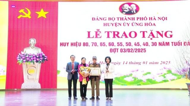 Phó Chủ tịch Thường trực HĐND thành phố Phùng Thị Hồng Hà trao Huy hiệu Đảng tại huyện Ứng Hòa