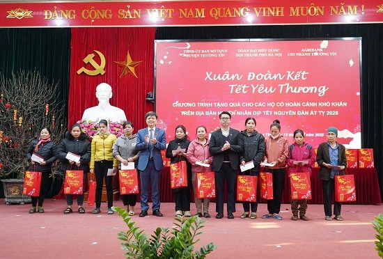 Đoàn đại biểu Quốc hội phối hợp tặng 250 suất quà Tết tại huyện Thường Tín 