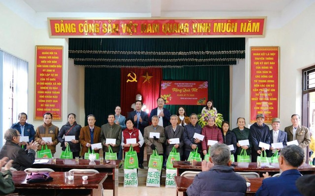 Tổ đại biểu HĐND thành phố ứng cử tại huyện Mỹ Đức trao tặng 50 suất quà Tết tới cựu thanh niên xung phong