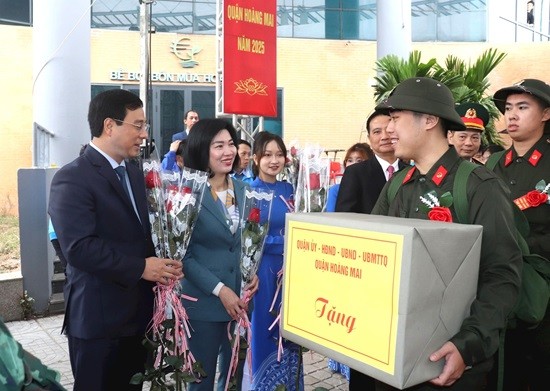 Phó Chủ tịch Thường trực HĐND thành phố Phùng Thị Hồng Hà động viên tân binh quận Hoàng Mai lên đường nhập ngũ