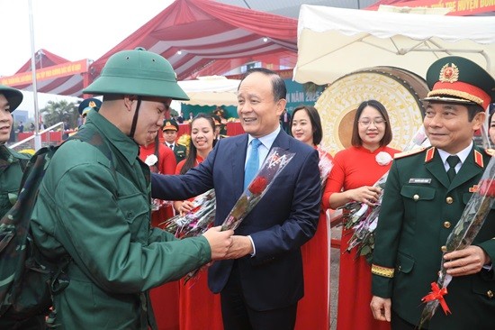 Chủ tịch HĐND Thành phố Hà Nội Nguyễn Ngọc Tuấn dự lễ giao quân tại huyện Đông Anh