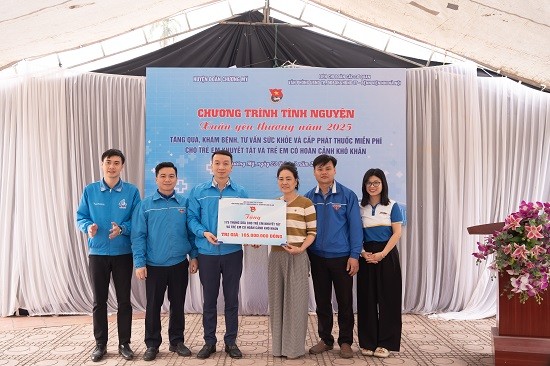 Đoàn viên thanh niên thăm, tặng quà trẻ em tại huyện Chương Mỹ