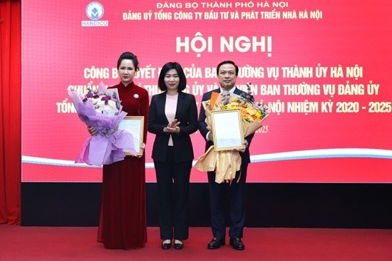 Trao quyết định công tác nhân sự tại Tổng công ty Đầu tư và Phát triển nhà Hà Nội