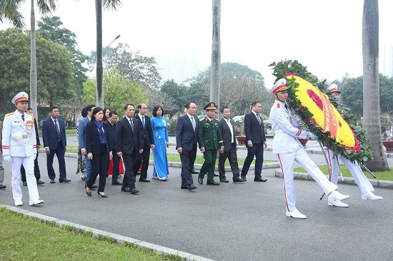 Đoàn đại biểu thành phố Hà Nội dâng hương tại Nghĩa trang Mai Dịch