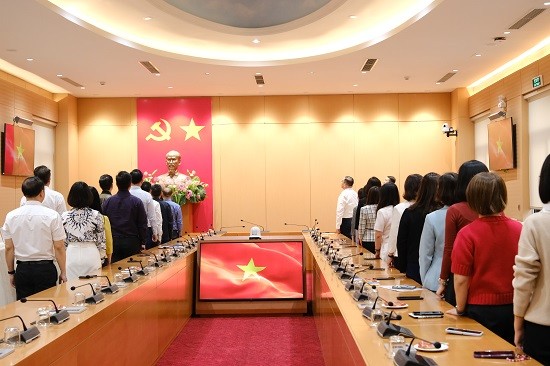 Văn phòng Đoàn ĐBQH và HĐND Thành phố: Chào cờ và sinh hoạt chính trị tháng 4/2025