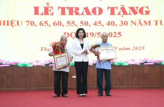 Phó Chủ tịch Thường trực HĐND Thành phố Phùng Thị Hồng Hà trao Huy hiệu Đảng tại huyện Thạch Thất