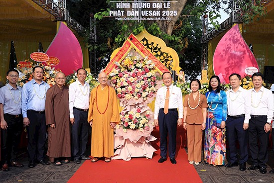 Chủ tịch HĐND thành phố Hà Nội Nguyễn Ngọc Tuấn chúc mừng Hội đồng Chứng minh Giáo hội Phật giáo Việt Nam 