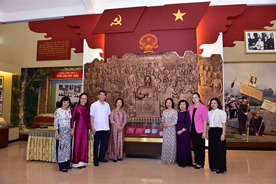 Đoàn đại biểu Quốc hội các khóa thành phố Hà Nội hành trình về nguồn tại Tuyên Quang 